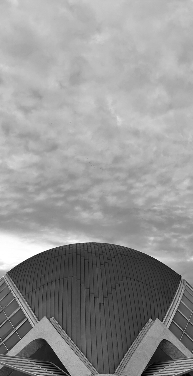 Fotografía en blanco y negro de L'Hemisferic de la Ciudad de las Artes y las Ciencias de Valencia (España)